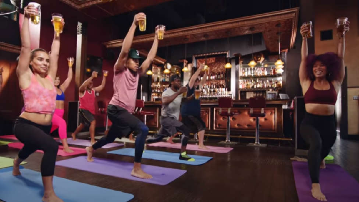 El Beer Yoga, la modalidad del yoga que arrasa en medio mundo: «El efecto que tiene la cerveza es relajante»